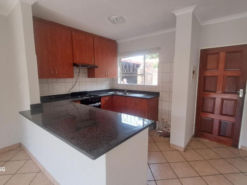 3 Bedroom Simplex in a pet friendly complex - Photo 7