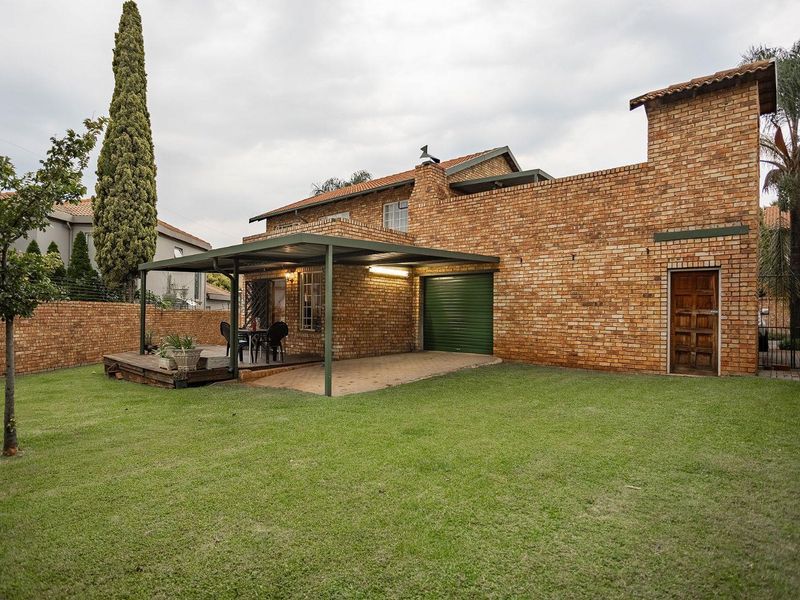 Townhouse with huge garden in the popular Highveld area - Photo 2