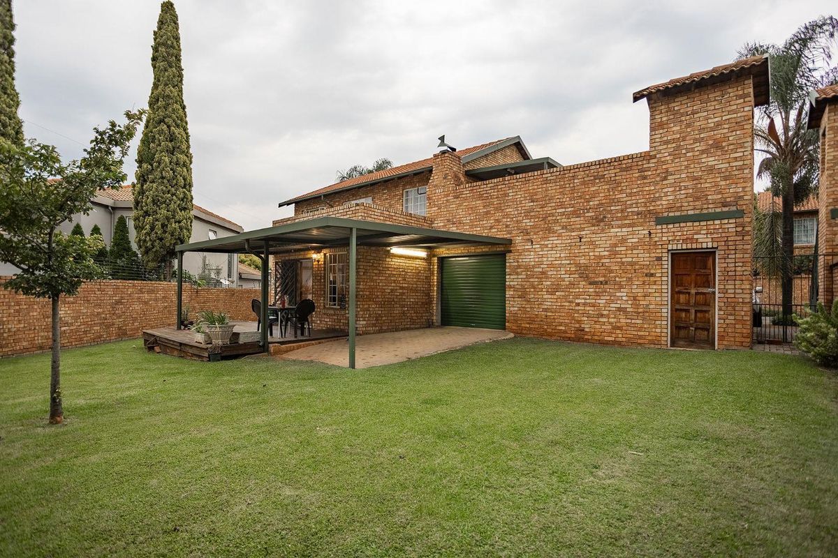 Townhouse with huge garden in the popular Highveld area - Photo 2