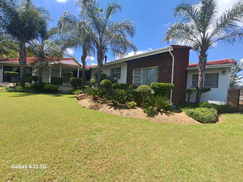 Family Home 4 Bedroom/ 3 Bathroom with lovely garden - Photo 5