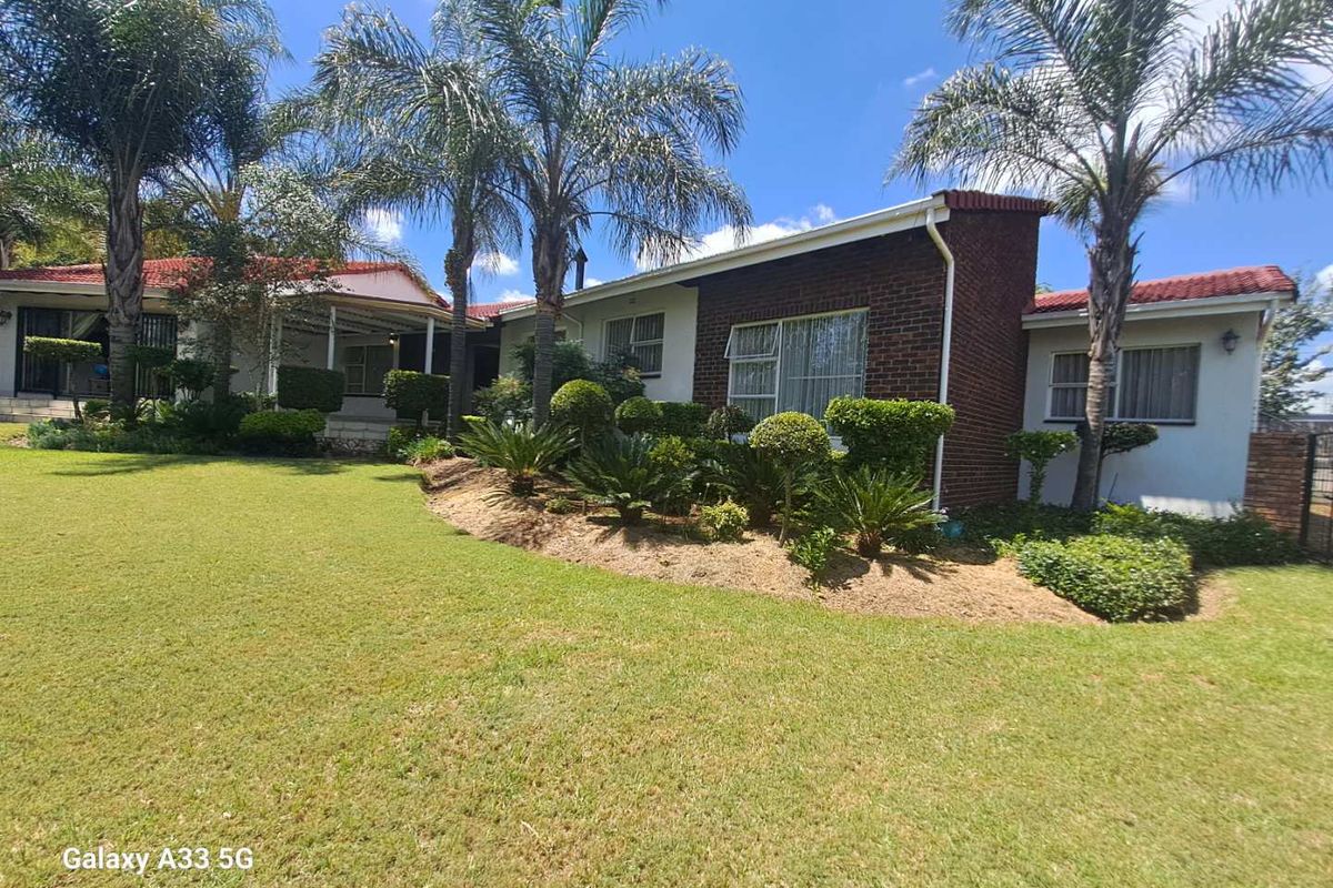 Family Home 4 Bedroom/ 3 Bathroom with lovely garden - Photo 5