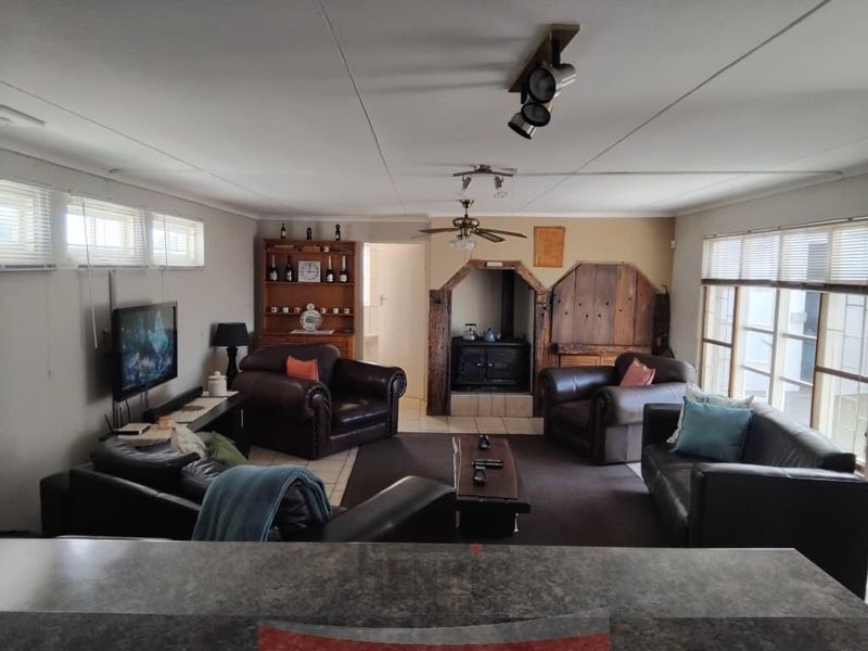 Spacious, character-filled home with unique rustic charm - Photo 3
