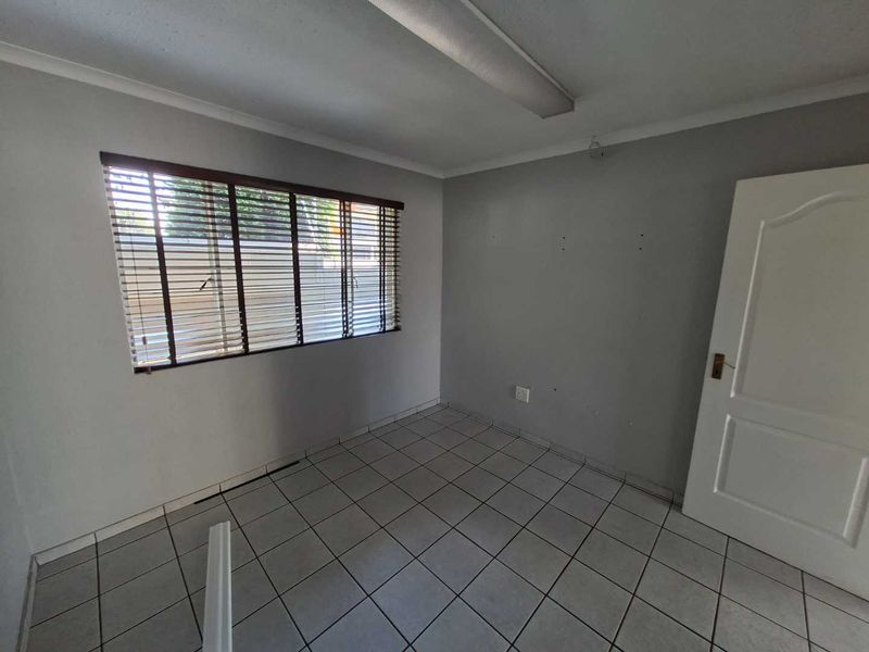 SPACIOUS CORPORATE OFFICE SPACE TO LET IN RUIMSIG - Photo 6