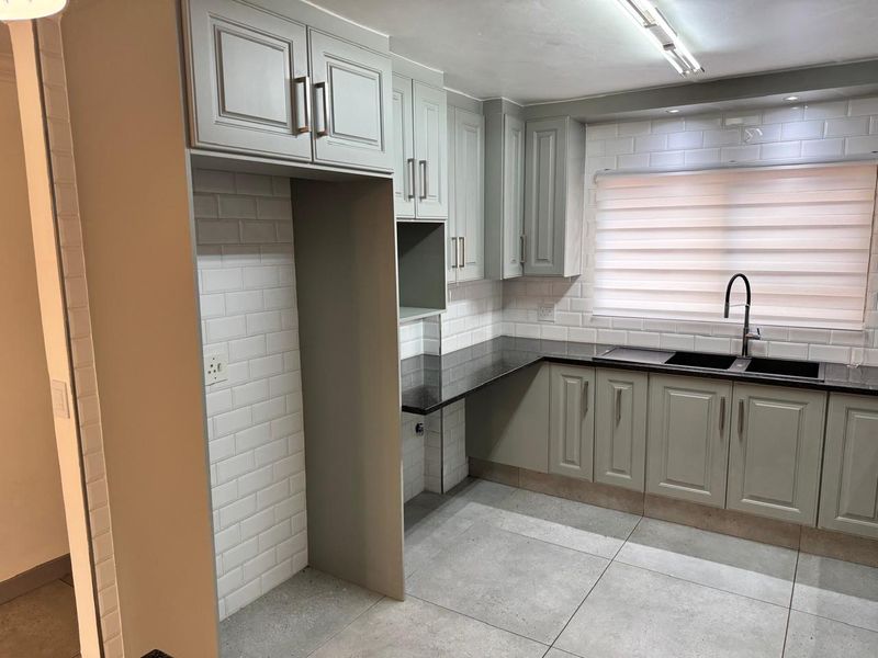 Elegant Lakefield Living: Ground Floor Gem Awaits! - Photo 4