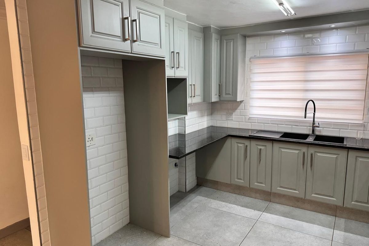 Elegant Lakefield Living: Ground Floor Gem Awaits! - Photo 4