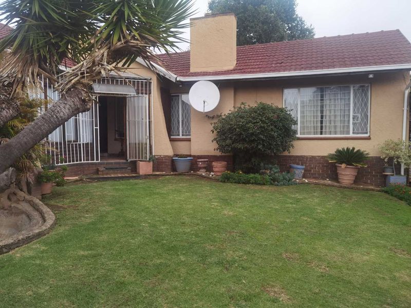 Large family home for sale in enclosed area in Edleen - Photo 3