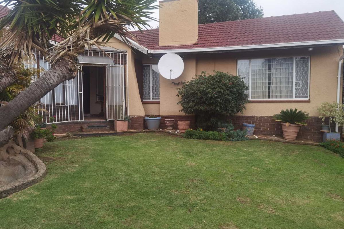 Large family home for sale in enclosed area in Edleen - Photo 3