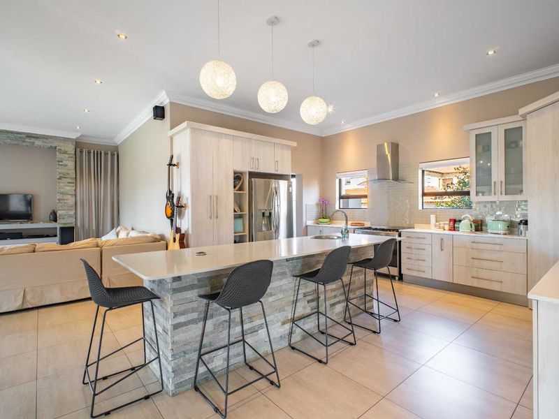 Elegant Greenbelt Retreat with 5 Bedrooms for Sale in Stone Ridge Country Estate - Photo 7