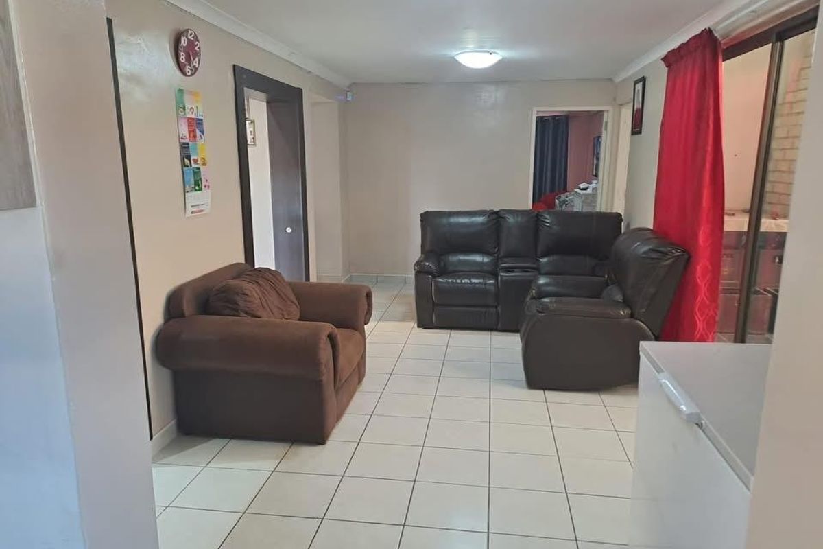 Buy a beautiful 3 Bedroom house with a 2 Bedroom flat in Walvisbay Town Center - Photo 2