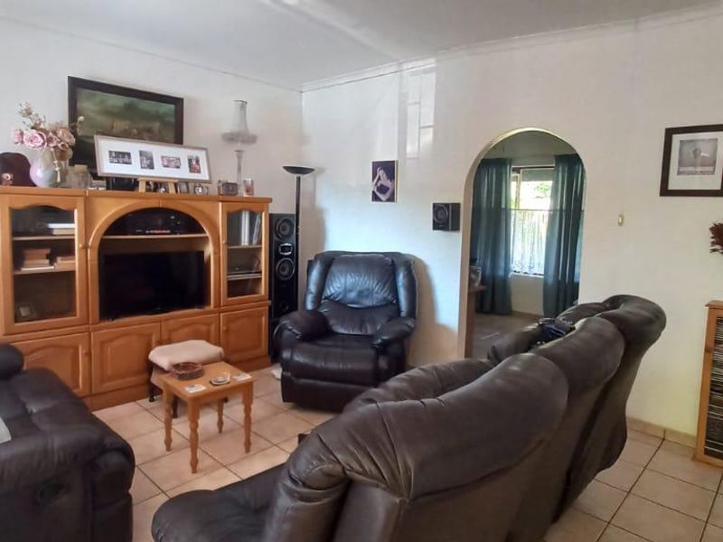 Comfortable Family Home with Pool in Veld En Vlei - Photo 4