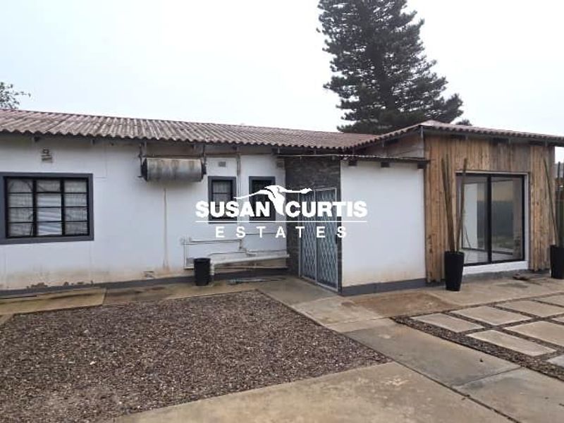 Family-Friendly House Featuring BBQ Room & Secure Enclosed Yard - Photo 3