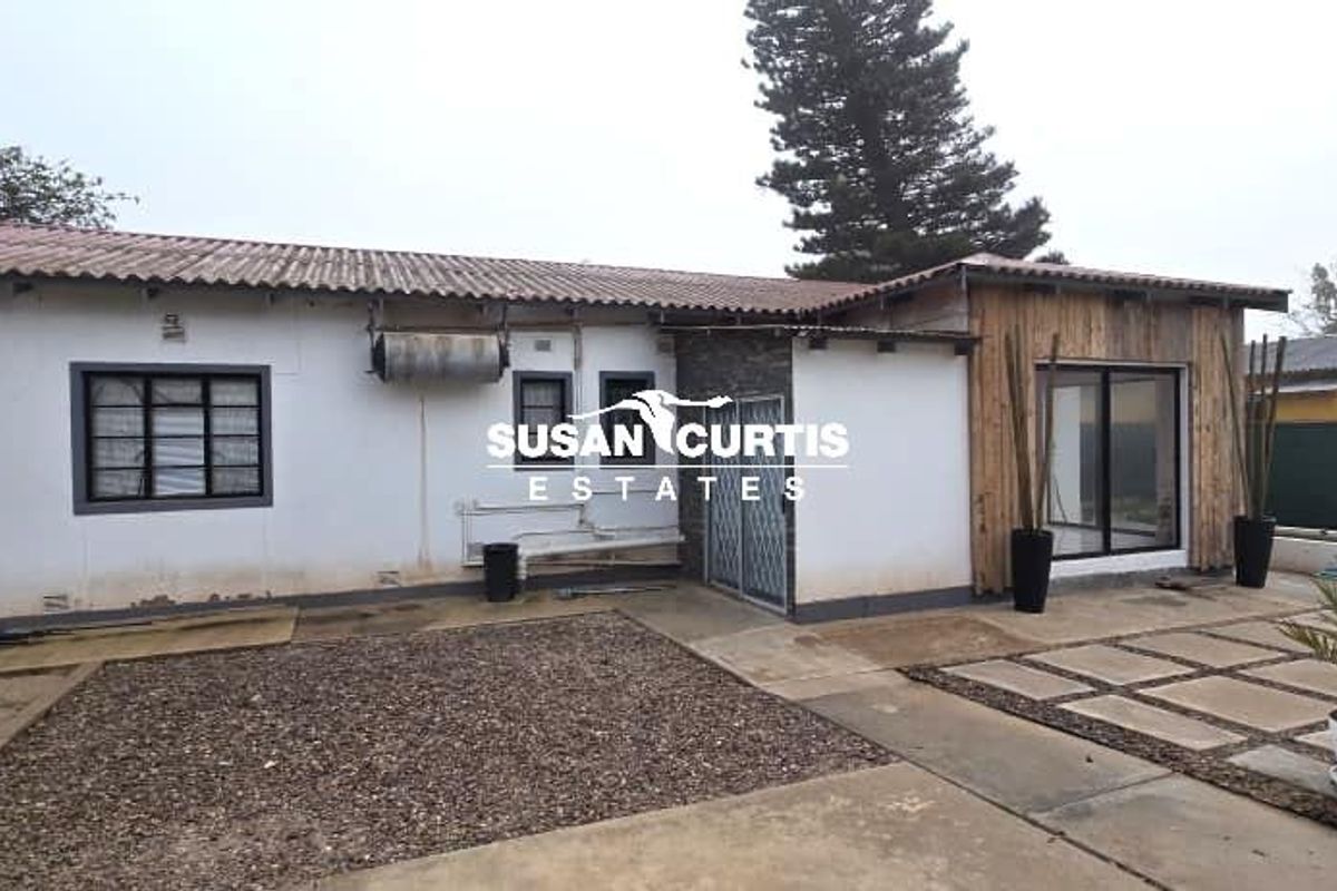 Family-Friendly House Featuring BBQ Room & Secure Enclosed Yard - Photo 3