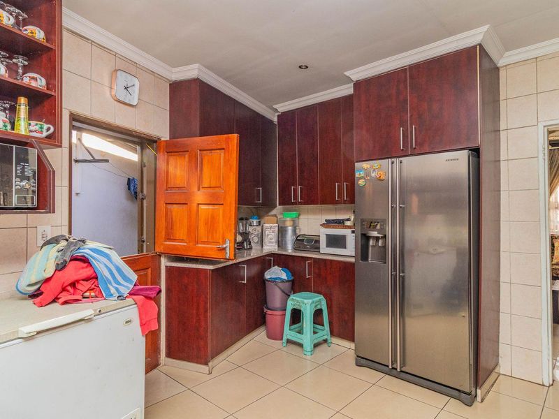 3 Bedroom Gem with Versatile Flatlet! - Photo 9