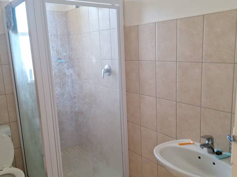 Young couple or Investors - Photo 3