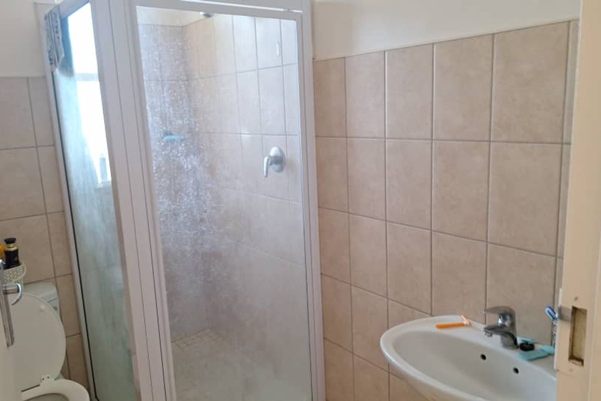 Young couple or Investors - Photo 3