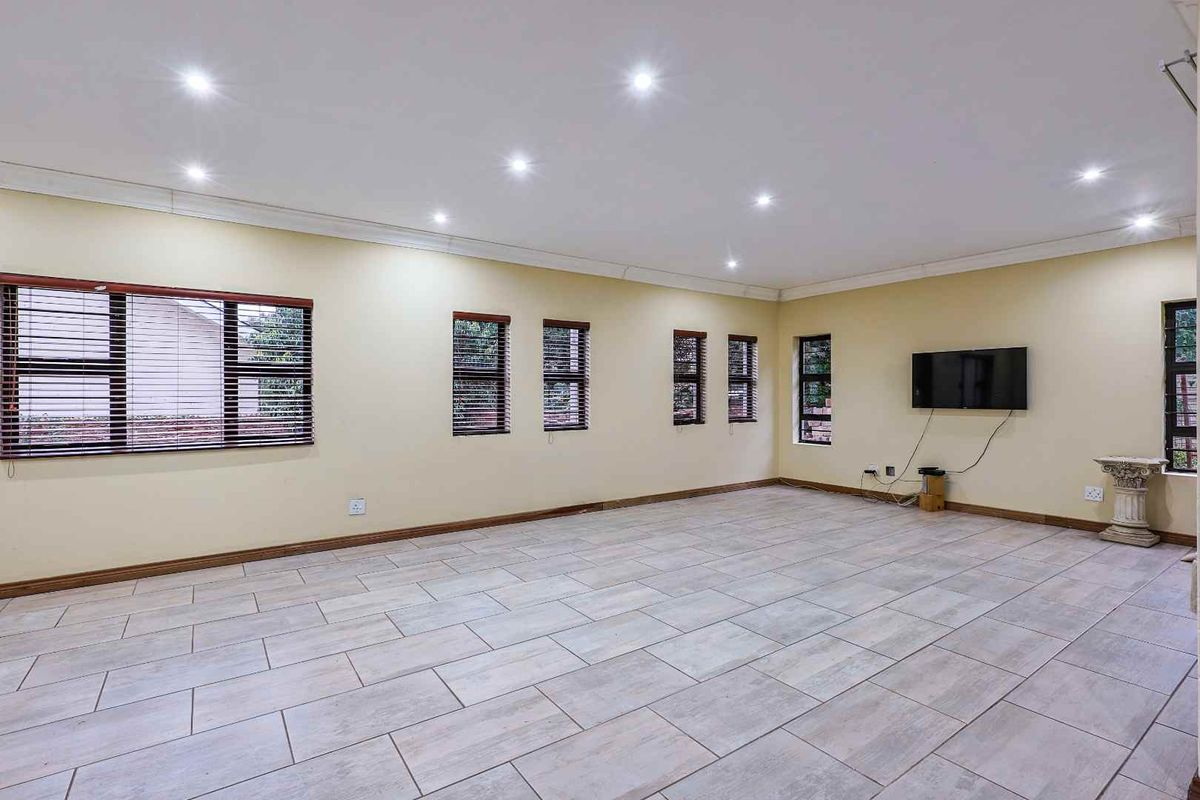 Endless potential in Val de Grace - Photo 3