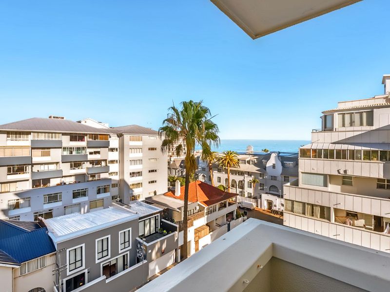 Light & Bright Studio with Ocean Views – Steps from the Promenade - Photo 2