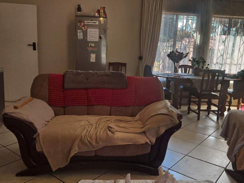 Family home with separate Flatlet in Brackendowns - Photo 6