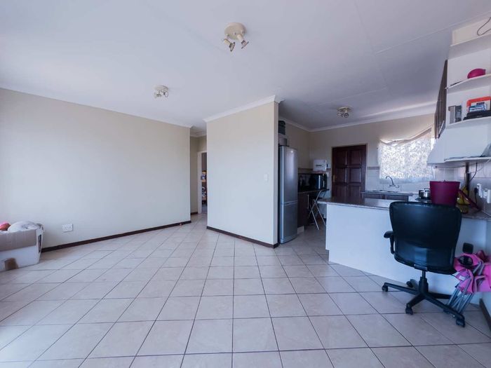 Property #2405238, Townhouse Pending Sale in Mooikloof Ridge