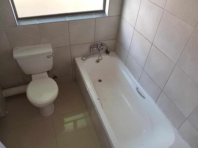 Discover simple, stylish living in this well-maintained 2-bedroom flat, perfect for comfortable everyday living or a smart investment opportunity. - Photo 10