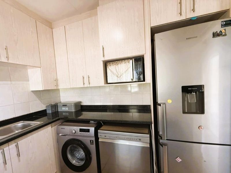 Top-Floor Comfort, Prime Position - Live Where Everything Is Within Reach! - Photo 5