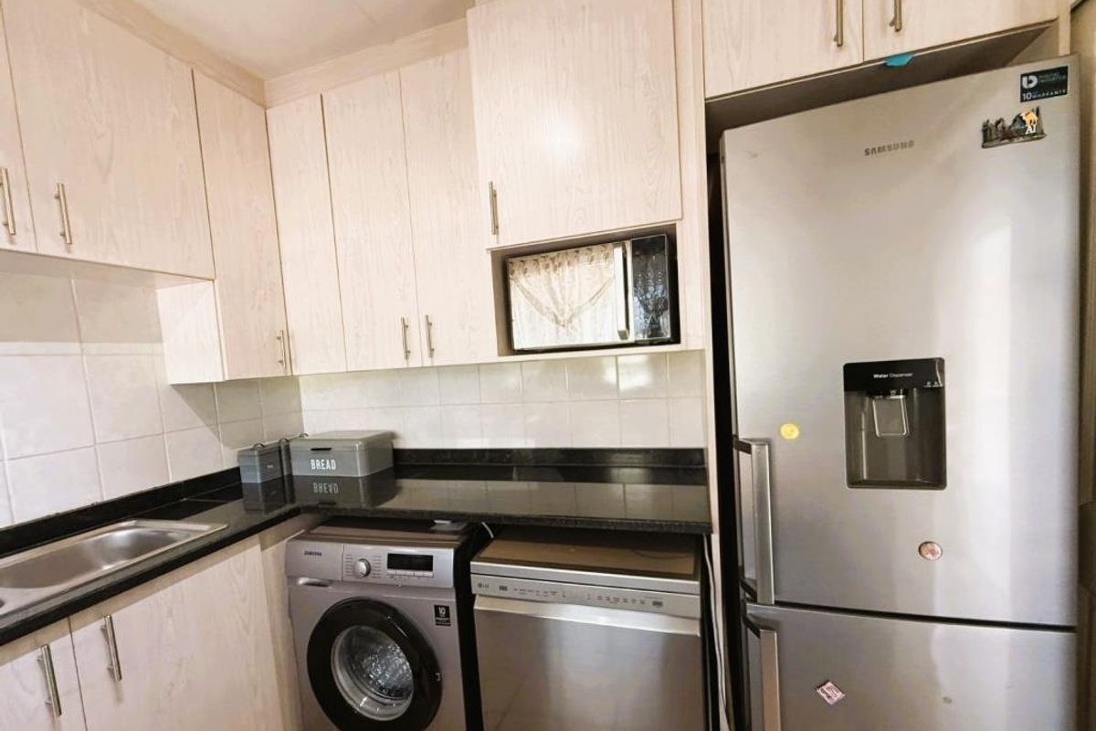 Top-Floor Comfort, Prime Position - Live Where Everything Is Within Reach! - Photo 5
