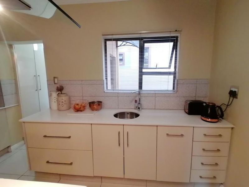 Stylish 4 bedroom family home in secure estate in Pinehaven - Photo 9