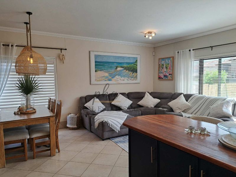 Stunning, upmarket 3 bedroom townhouse, close to the beach for sale in Dolphin Beach - Photo 7