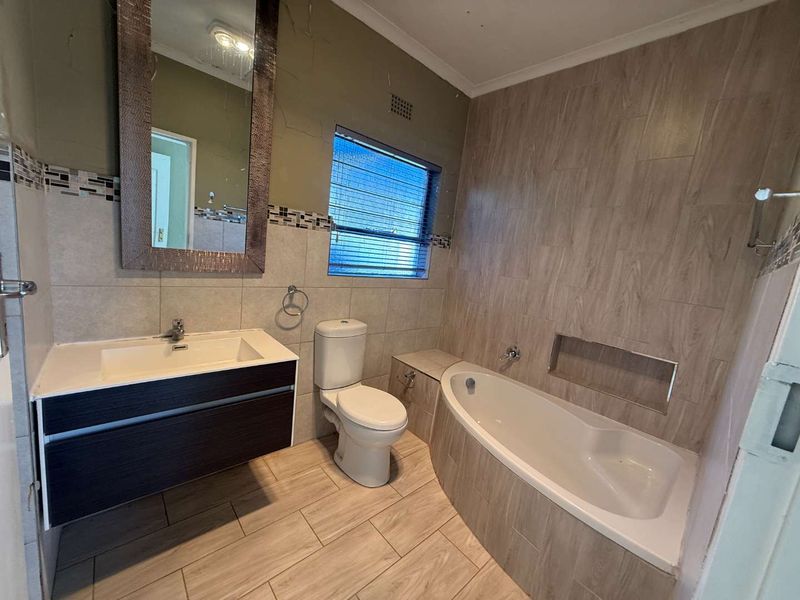Family Home for Rent – Prime Location Near Helderkruin Laerskool! - Photo 10