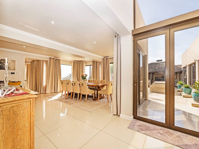 Exquisite Family Home with Table Mountain Views – Entertainer's Dream - Photo 6