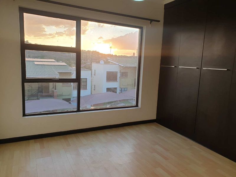 Trendy Lifestyle With Picturesque Views - Photo 5