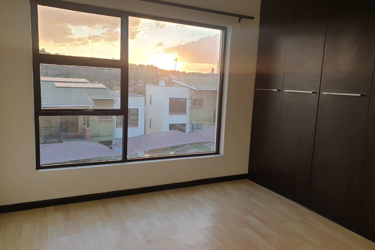 Trendy Lifestyle With Picturesque Views - Photo 5