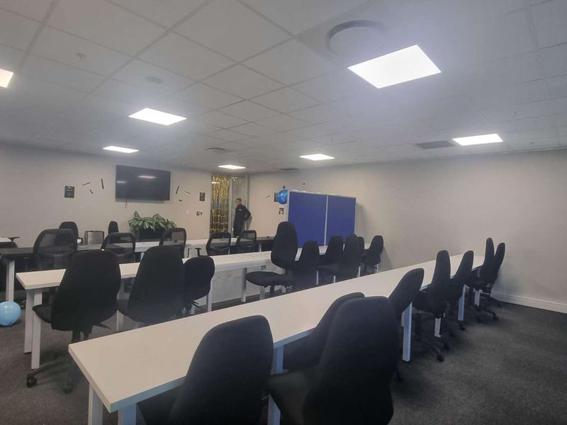 Full-floor 1660m2 office to let on 15th floor of the Halyard - Photo 5