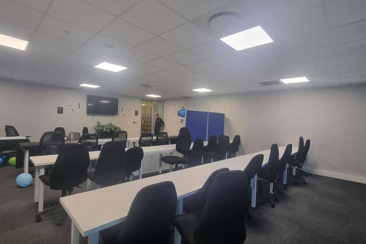 Full-floor 1660m2 office to let on 15th floor of the Halyard - Photo 5