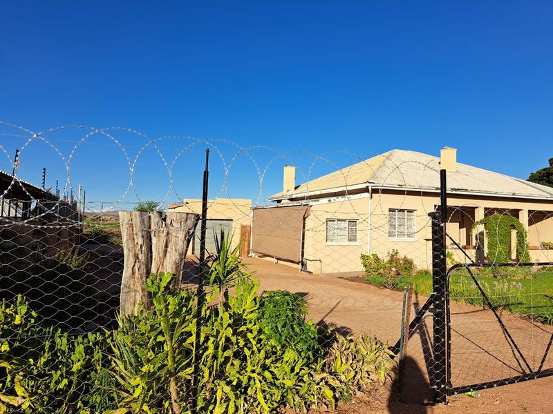 Perfect Blend of Living & Earning - 3 Bedroom House with Self-Contained Flat! - Photo 2