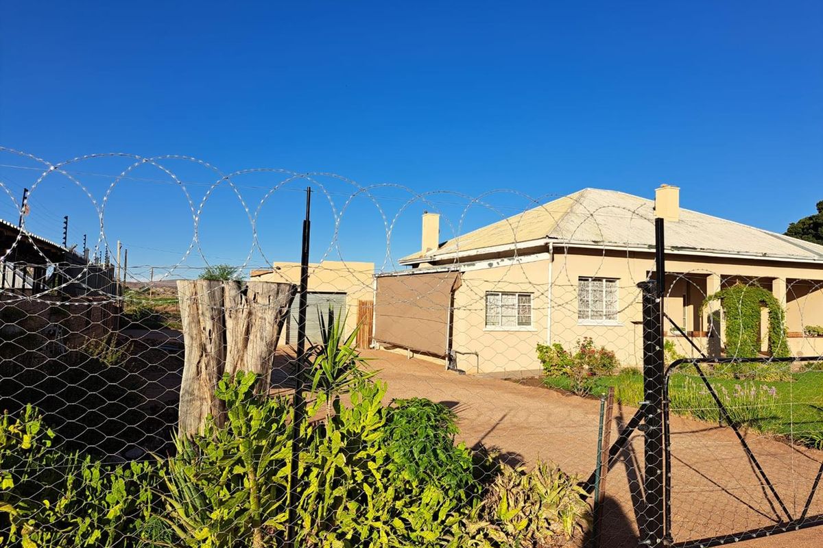 Perfect Blend of Living & Earning - 3 Bedroom House with Self-Contained Flat! - Photo 2