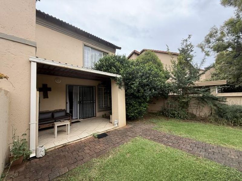 Well looked after 2-Bedroom Duplex with Private Patio, Built-In Braai & Excellent Security - Photo 2