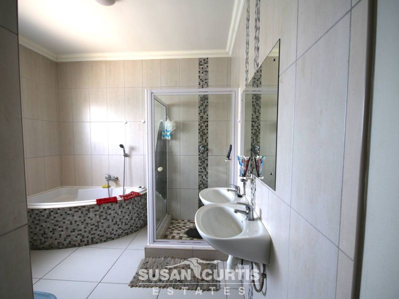 Spacious 3-Bed Home with BBQ & Triple Garage! - Photo 8