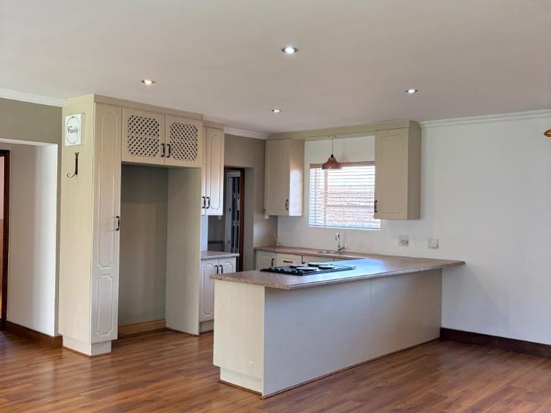 EXCLUSIVE HOME IN UPMARKET PET FRIENDLY COMPLEX - Photo 2