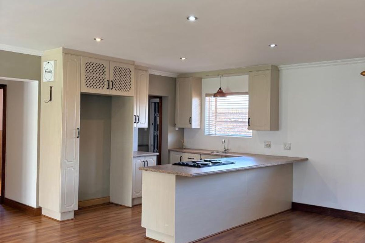 EXCLUSIVE HOME IN UPMARKET PET FRIENDLY COMPLEX - Photo 2