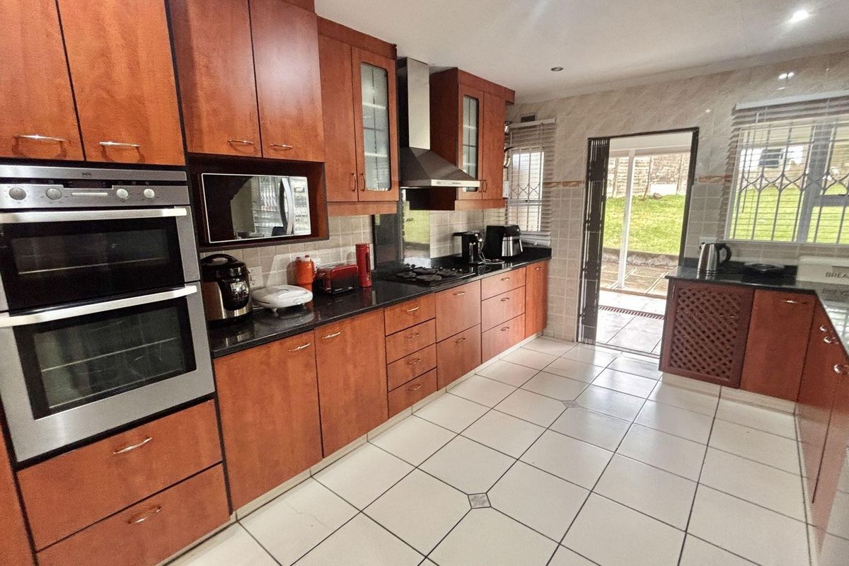 Modern Family Home with Separate 4-Bedroom Flatlet and Poolside Living - Photo 2