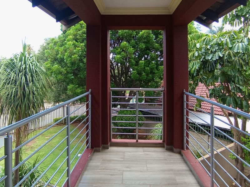 ROOIHUISKRAAL - SPACIOUS 5 BEDROOM DOUBLE STOREY FAMILY HOME - Photo 10