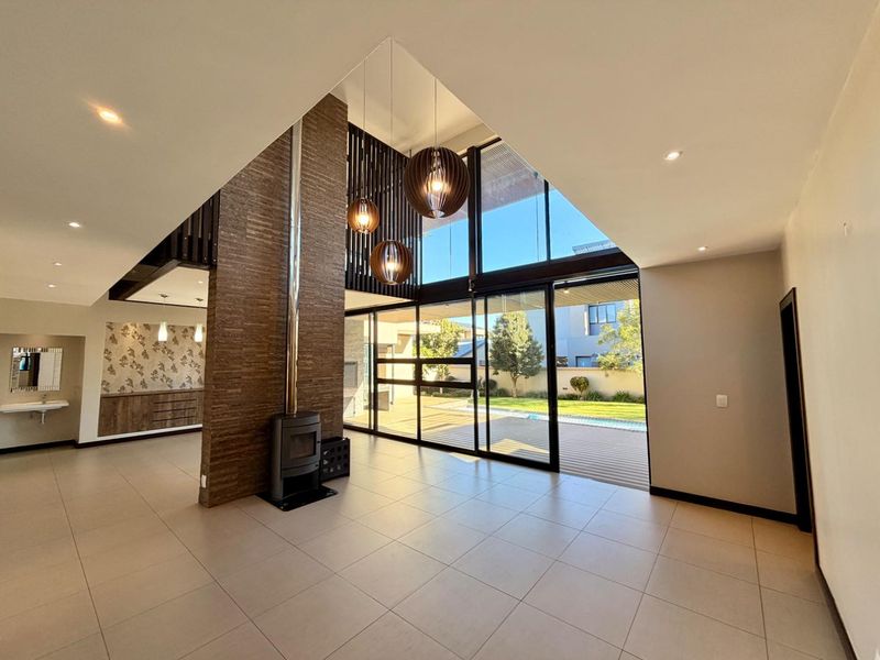 Elegant Four Bedroom Family Home to Rent in Waterfall Country Village Estate - Photo 2