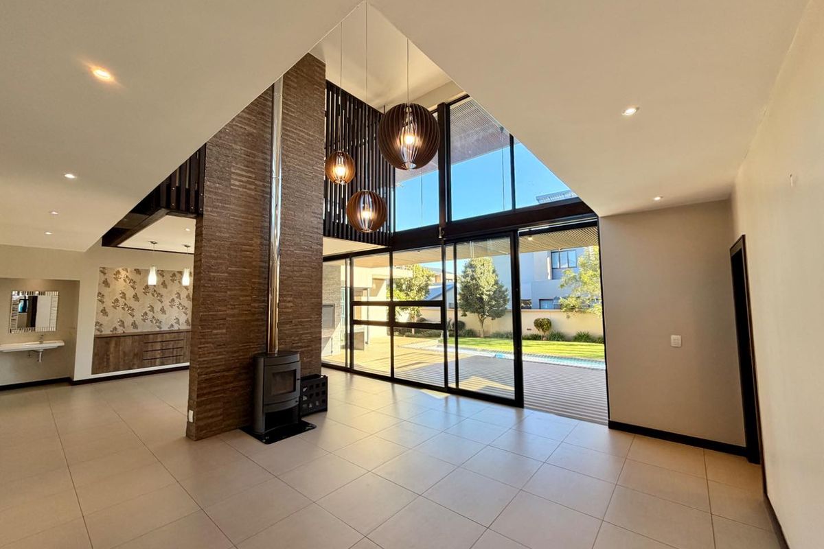 Elegant Four Bedroom Family Home to Rent in Waterfall Country Village Estate - Photo 2