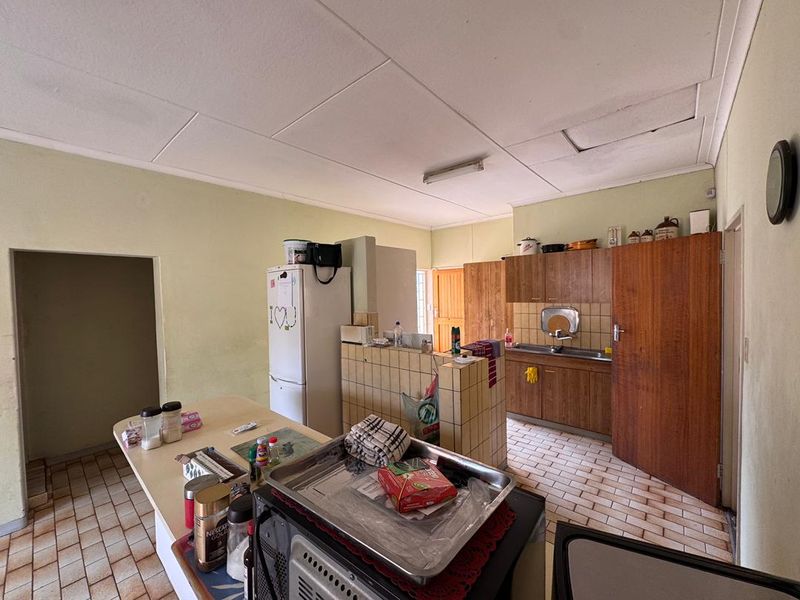 Family Home with Big Yard – Medium Renovation Opportunity in Hochland Park - Photo 3