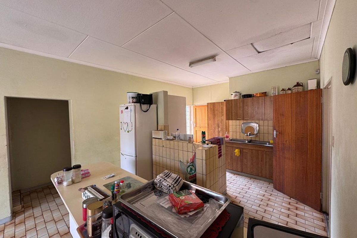 Family Home with Big Yard – Medium Renovation Opportunity in Hochland Park - Photo 3