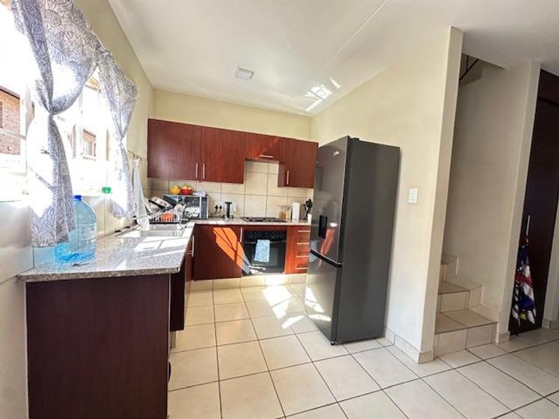 Spacious 3-Bedroom Duplex Townhouse in Annlin - Photo 3