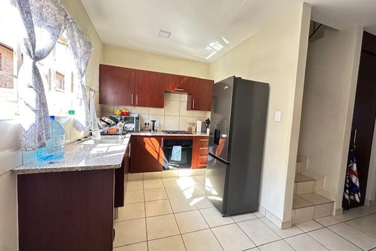 Spacious 3-Bedroom Duplex Townhouse in Annlin - Photo 3