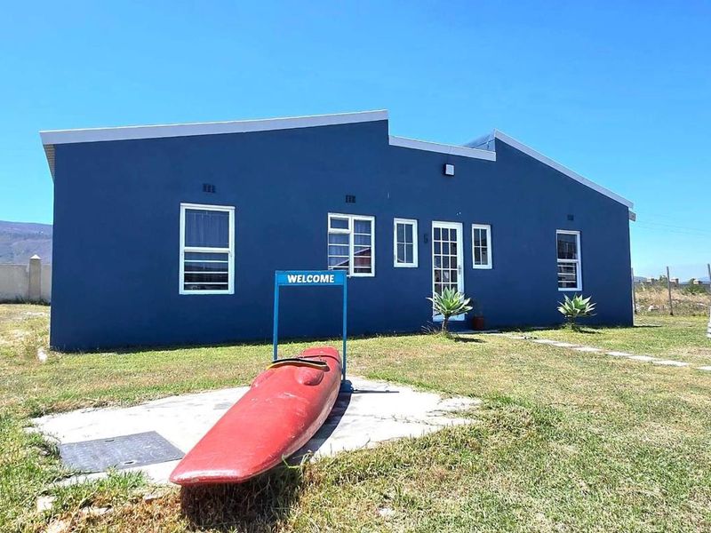 Coastal Charm: Furnished 2-Bedroom Home in Franskraal Cul-de-Sac - Photo 2