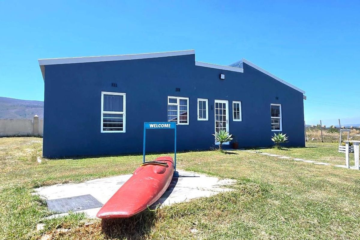 Coastal Charm: Furnished 2-Bedroom Home in Franskraal Cul-de-Sac - Photo 2